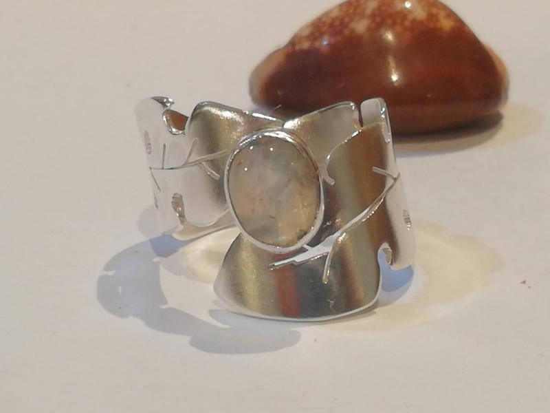 Moon stone silver ring spiral. Lllo de plata con piedra lunar en espiral. 