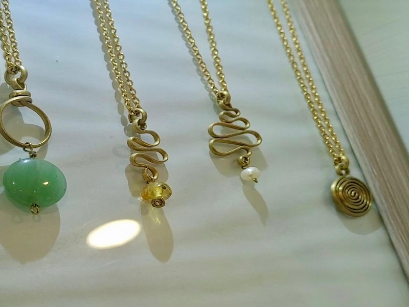 Unique design doe silver and gold necklaces, some have special stones. Collares de plata y oro de diseño único, algunos tienen piedras especiales.